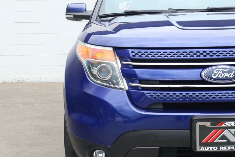 Ford Explorer Vehicle Full-screen Gallery Image 03