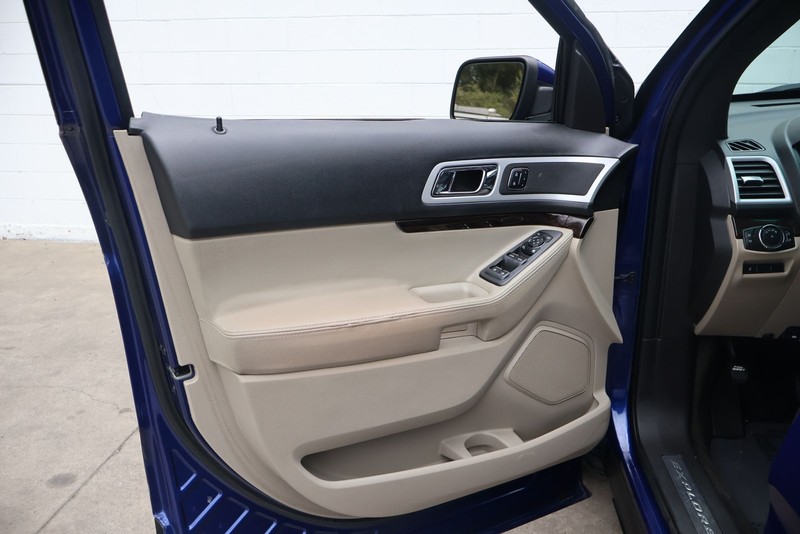 Ford Explorer Vehicle Full-screen Gallery Image 14