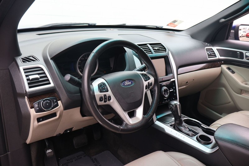 Ford Explorer Vehicle Full-screen Gallery Image 15