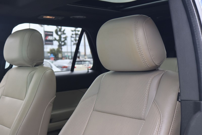 Ford Explorer Vehicle Full-screen Gallery Image 17