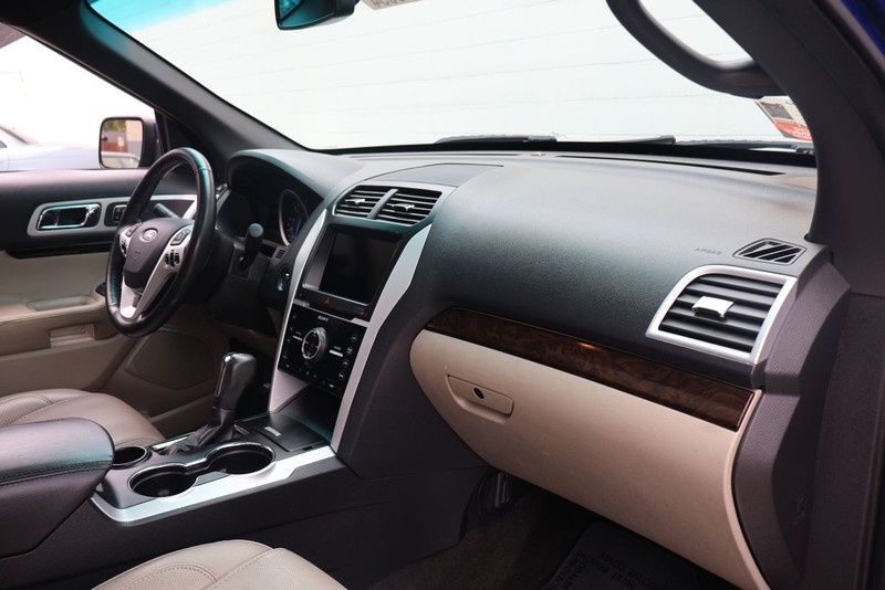 Ford Explorer Vehicle Full-screen Gallery Image 18