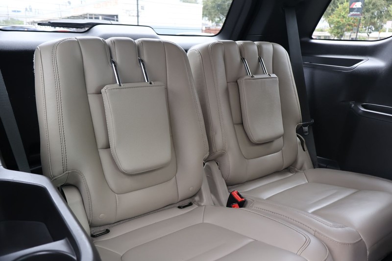 Ford Explorer Vehicle Full-screen Gallery Image 21