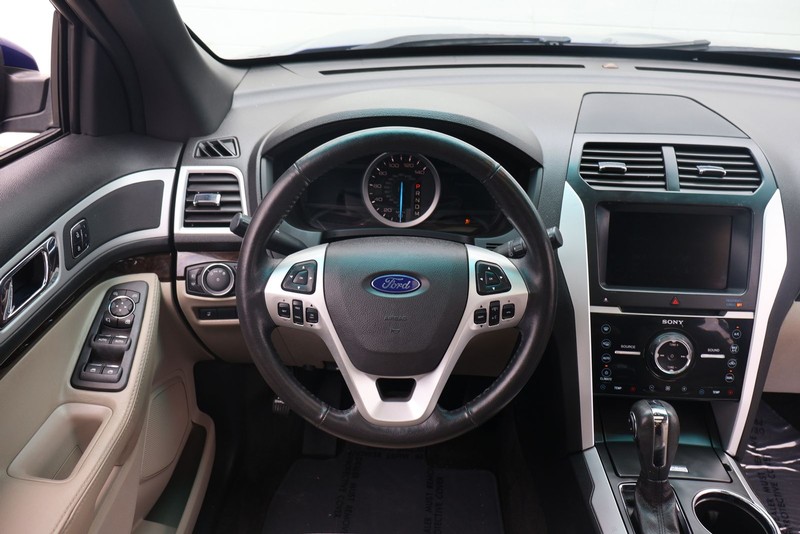 Ford Explorer Vehicle Full-screen Gallery Image 24