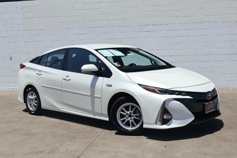 Toyota Prius Prime Vehicle Full-screen Gallery Image 01
