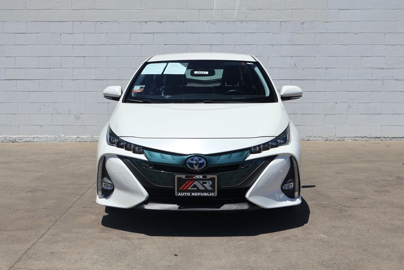 Toyota Prius Prime Vehicle Full-screen Gallery Image 02