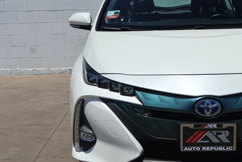 Toyota Prius Prime Vehicle Full-screen Gallery Image 03