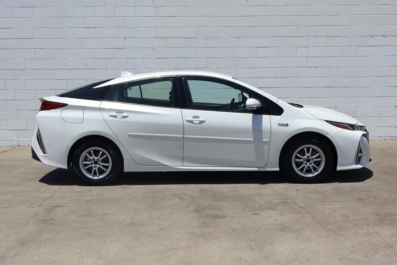 Toyota Prius Prime Vehicle Full-screen Gallery Image 04