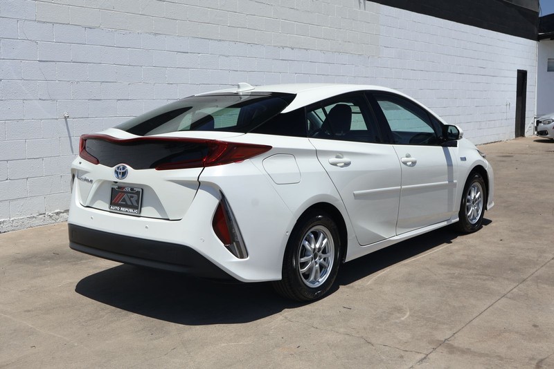 Toyota Prius Prime Vehicle Full-screen Gallery Image 05