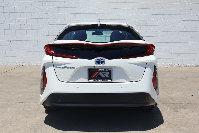 Toyota Prius Prime Vehicle Full-screen Gallery Image 06
