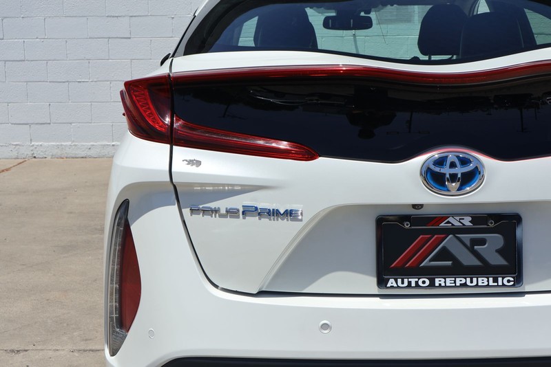 Toyota Prius Prime Vehicle Full-screen Gallery Image 07