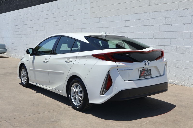 Toyota Prius Prime Vehicle Full-screen Gallery Image 09