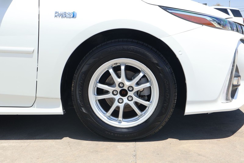 Toyota Prius Prime Vehicle Full-screen Gallery Image 13