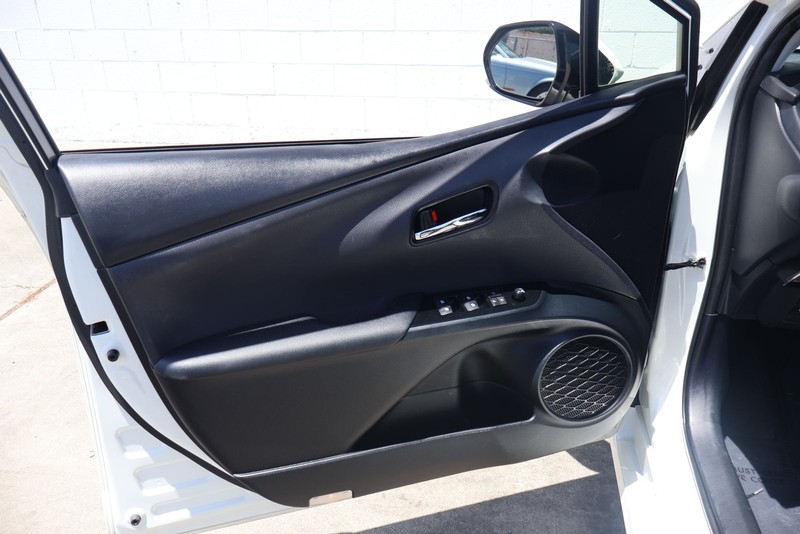 Toyota Prius Prime Vehicle Full-screen Gallery Image 14