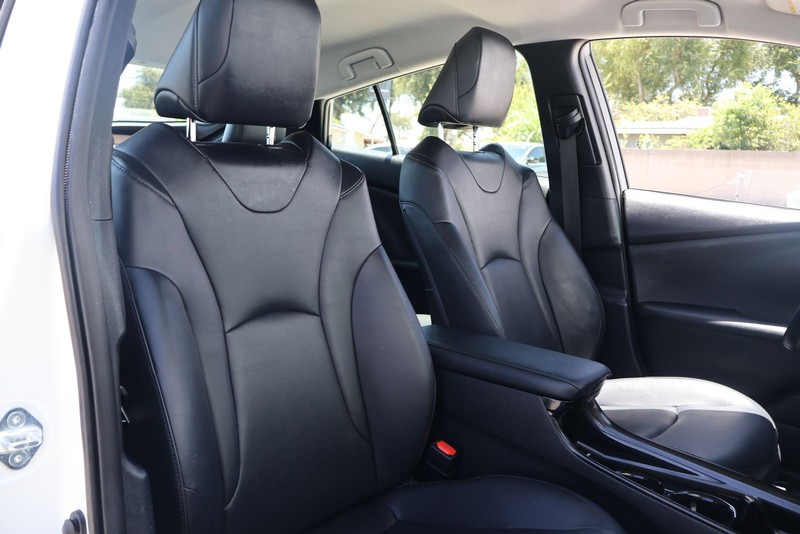 Toyota Prius Prime Vehicle Full-screen Gallery Image 19