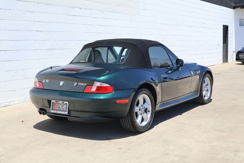 BMW Z3 Vehicle Full-screen Gallery Image 05