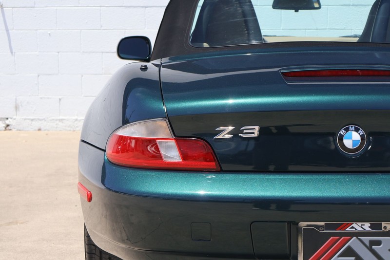 BMW Z3 Vehicle Full-screen Gallery Image 07