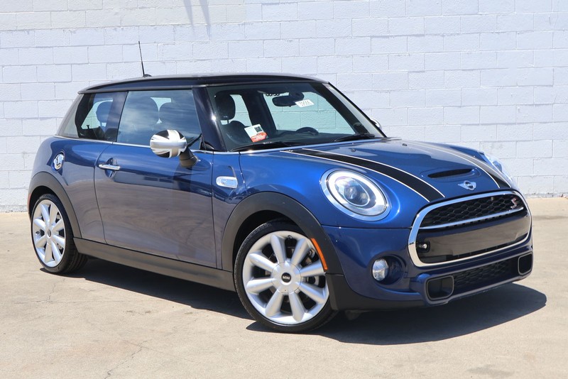 MINI Cooper Hardtop Vehicle Full-screen Gallery Image 01