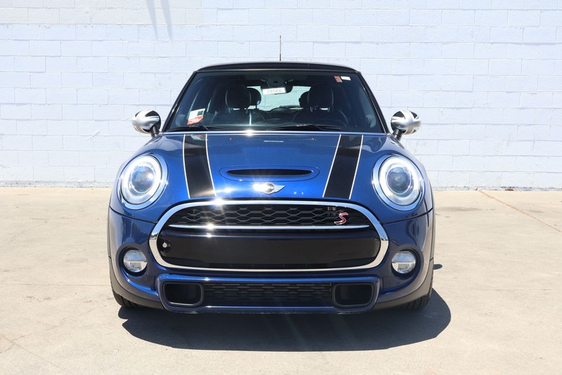 MINI Cooper Hardtop Vehicle Full-screen Gallery Image 02