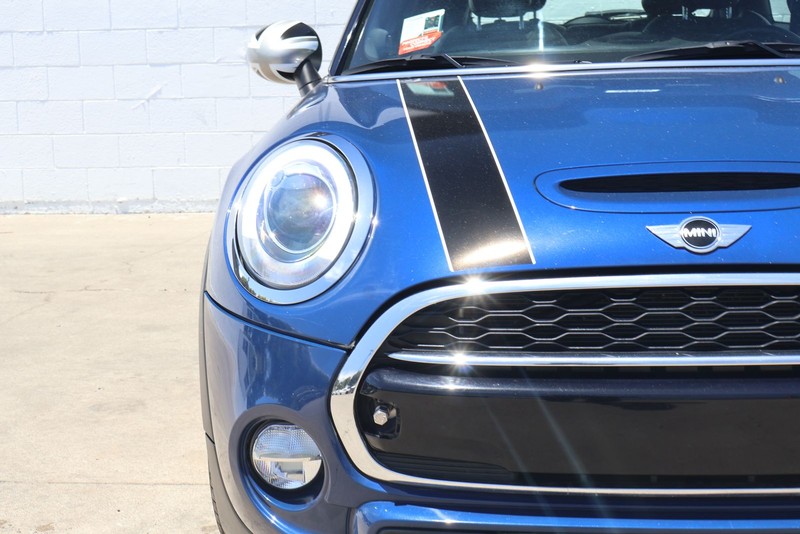 MINI Cooper Hardtop Vehicle Full-screen Gallery Image 03