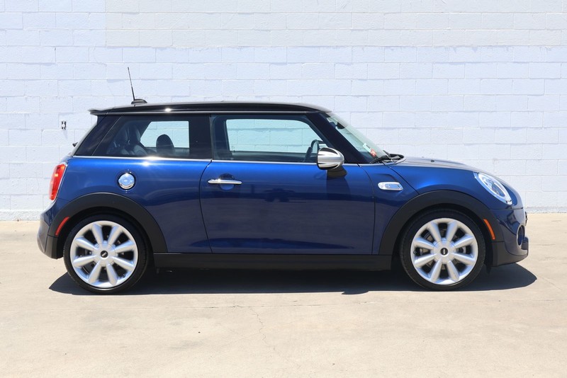 MINI Cooper Hardtop Vehicle Full-screen Gallery Image 04