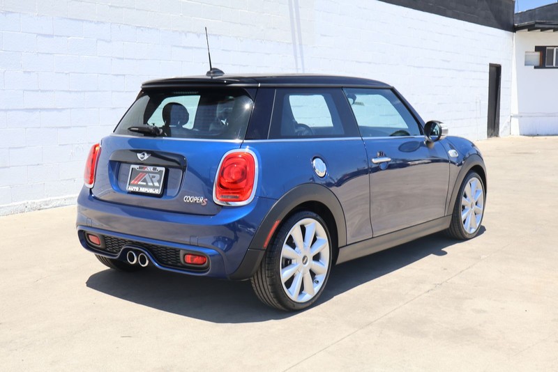 MINI Cooper Hardtop Vehicle Full-screen Gallery Image 05