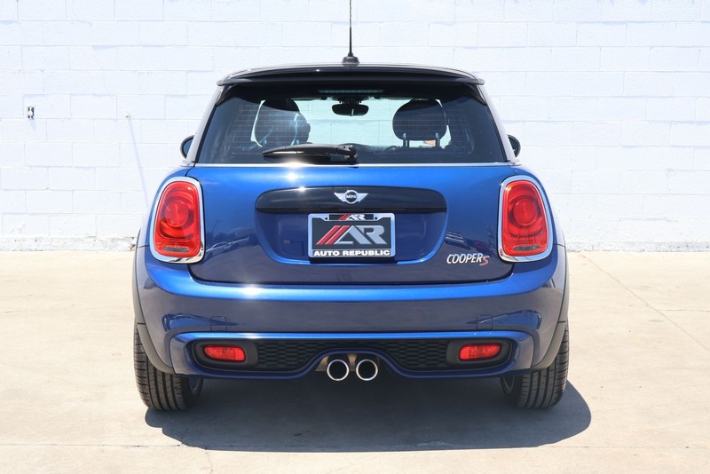 MINI Cooper Hardtop Vehicle Full-screen Gallery Image 06
