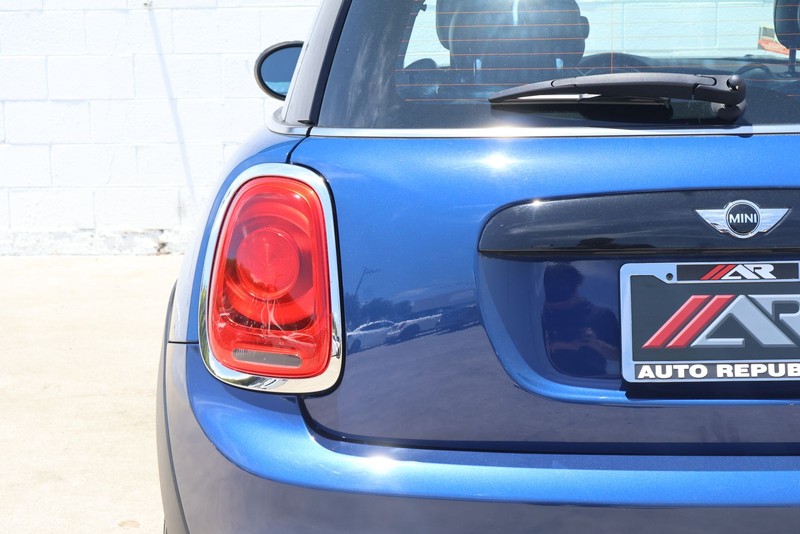 MINI Cooper Hardtop Vehicle Full-screen Gallery Image 07