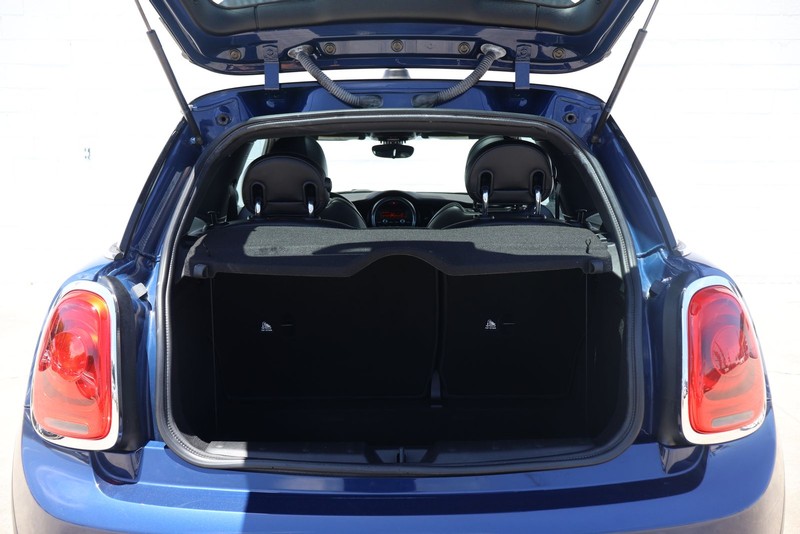 MINI Cooper Hardtop Vehicle Full-screen Gallery Image 08