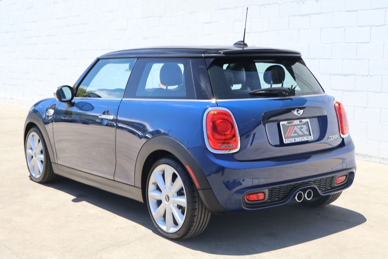 MINI Cooper Hardtop Vehicle Full-screen Gallery Image 09