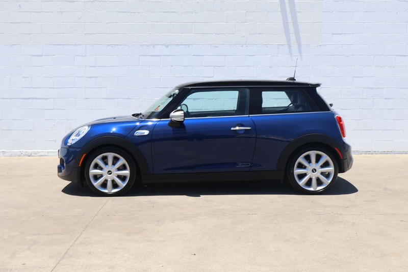 MINI Cooper Hardtop Vehicle Full-screen Gallery Image 10