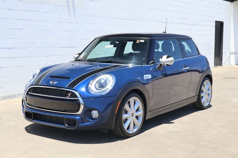 MINI Cooper Hardtop Vehicle Full-screen Gallery Image 11