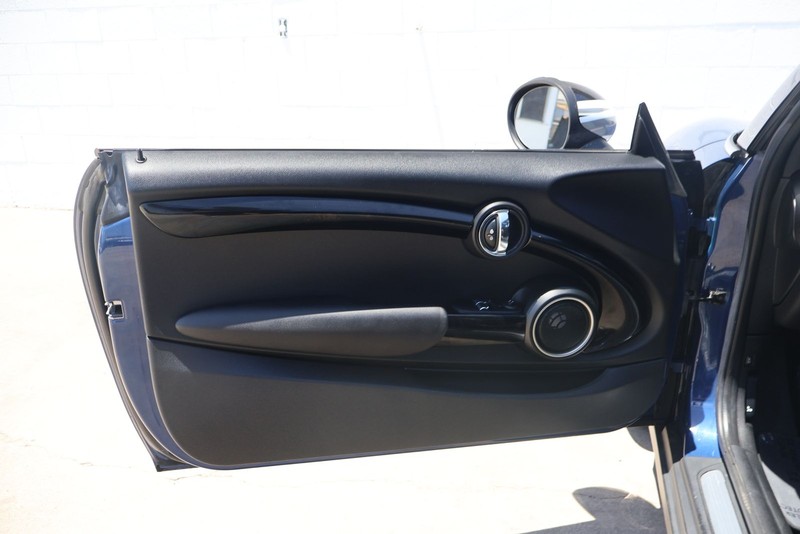 MINI Cooper Hardtop Vehicle Full-screen Gallery Image 14