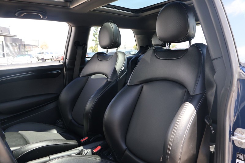 MINI Cooper Hardtop Vehicle Full-screen Gallery Image 16