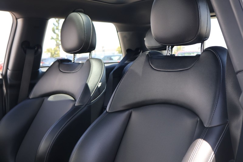 MINI Cooper Hardtop Vehicle Full-screen Gallery Image 17