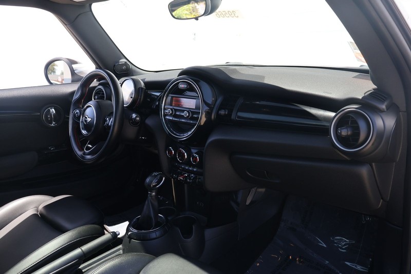 MINI Cooper Hardtop Vehicle Full-screen Gallery Image 18