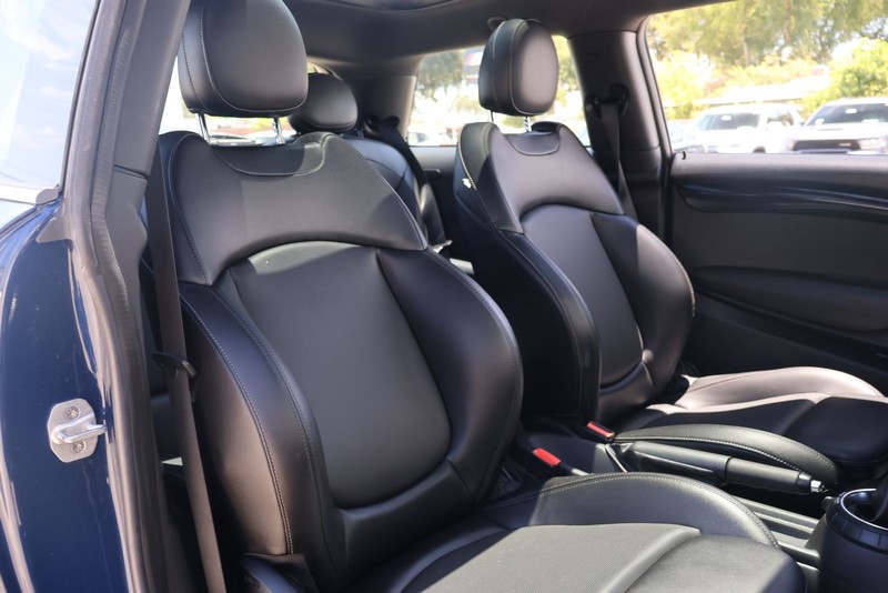 MINI Cooper Hardtop Vehicle Full-screen Gallery Image 19
