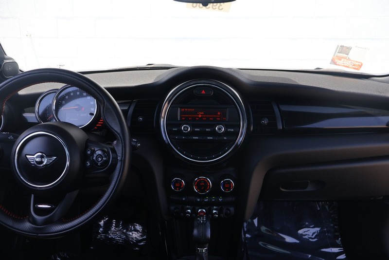 MINI Cooper Hardtop Vehicle Full-screen Gallery Image 21