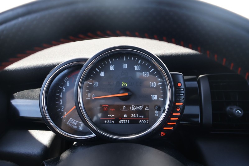 MINI Cooper Hardtop Vehicle Full-screen Gallery Image 22
