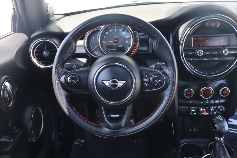 MINI Cooper Hardtop Vehicle Full-screen Gallery Image 23