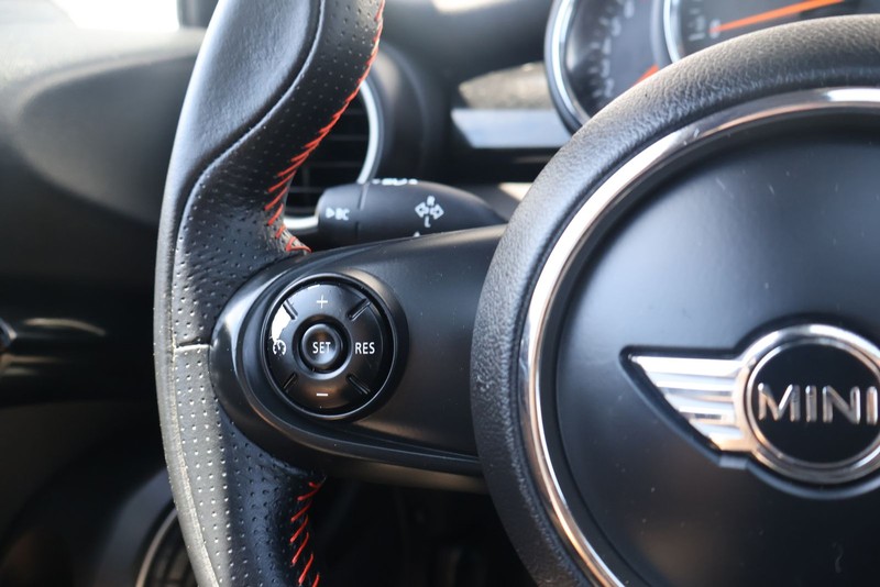 MINI Cooper Hardtop Vehicle Full-screen Gallery Image 24
