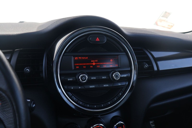 MINI Cooper Hardtop Vehicle Full-screen Gallery Image 26
