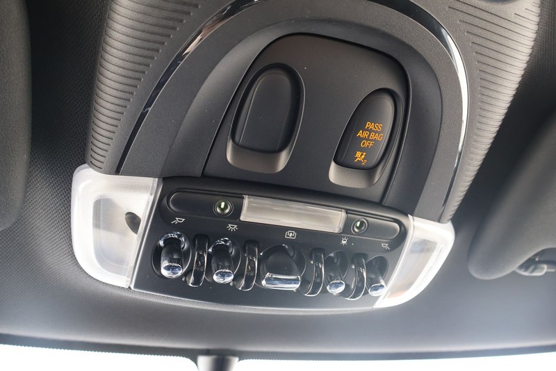 MINI Cooper Hardtop Vehicle Full-screen Gallery Image 29