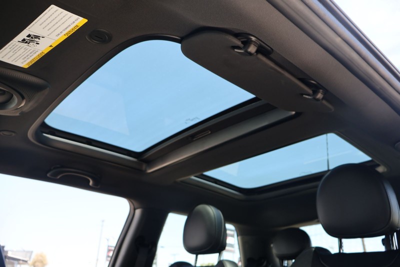 MINI Cooper Hardtop Vehicle Full-screen Gallery Image 30