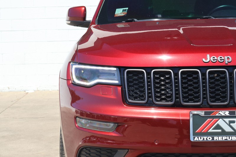 Jeep Grand Cherokee Vehicle Full-screen Gallery Image 03