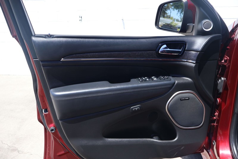 Jeep Grand Cherokee Vehicle Full-screen Gallery Image 15