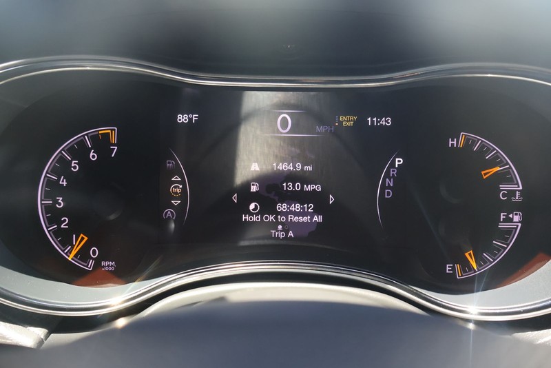 Jeep Grand Cherokee Vehicle Full-screen Gallery Image 24