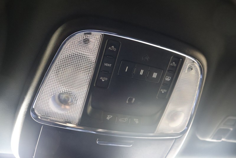 Jeep Grand Cherokee Vehicle Full-screen Gallery Image 32