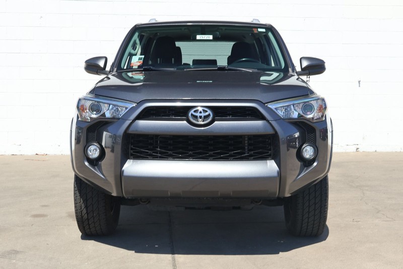 Toyota 4Runner Vehicle Full-screen Gallery Image 02