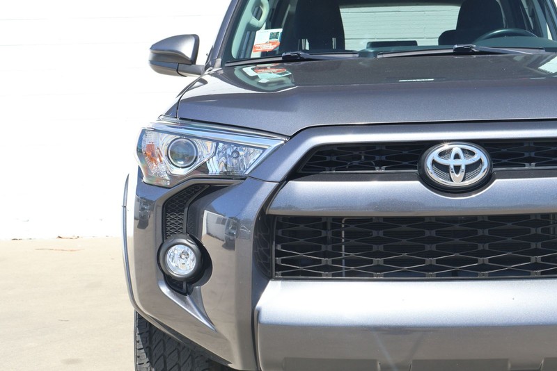 Toyota 4Runner Vehicle Full-screen Gallery Image 03