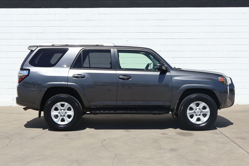 Toyota 4Runner Vehicle Full-screen Gallery Image 04
